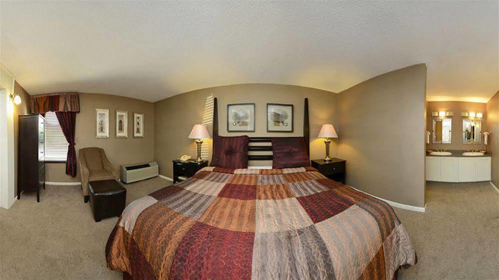 Americas Best Value Inn And Suites Overland Park Exterior photo